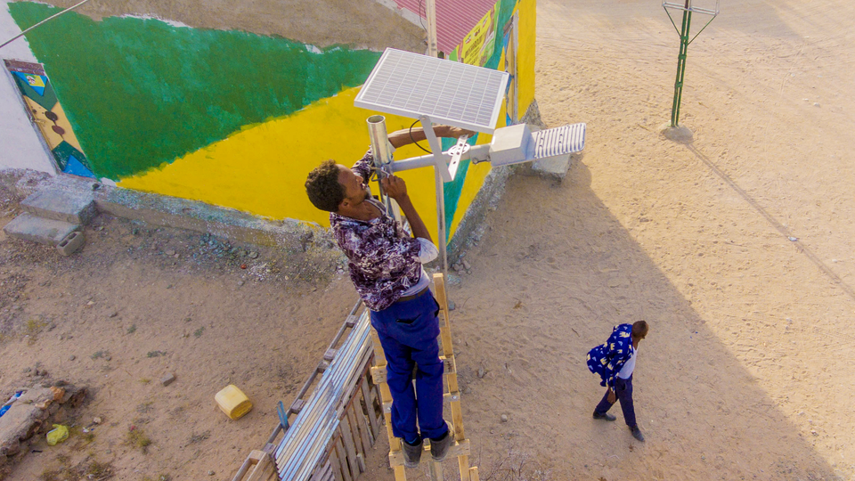 Solceller sätts upp i Somaliland.