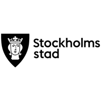 Logo för Stockholms stad. Svart vapensköld med Sankt Erik till vänster, namnet i sbart text till höger.
