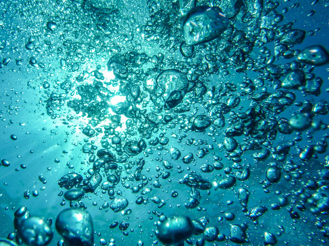 Bubblor som stiger mot ytan