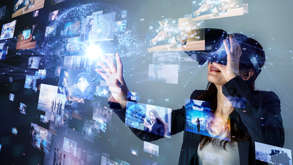 Kvinna tittar på skärm med VR-glasögon