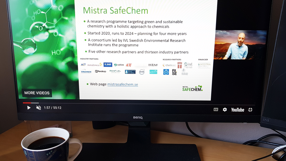 A computor screen where you see an ongoing webinar for Mistra SafeChem, a cup of coffee to the left.