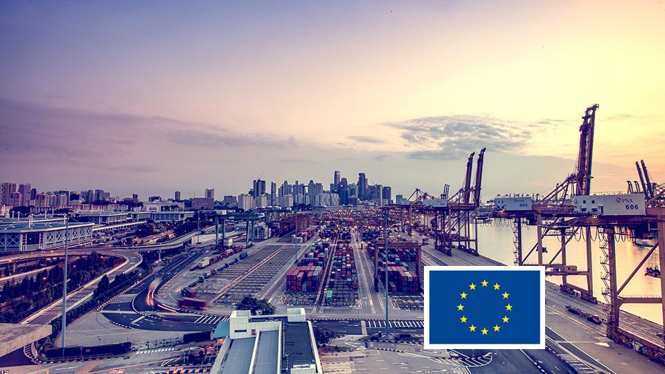 Fraktcontainer vid en hamn och EU-logga