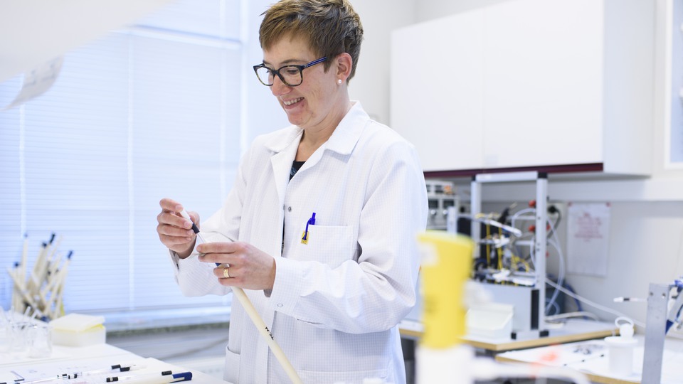 Kvinna gör analys i labbmiljö