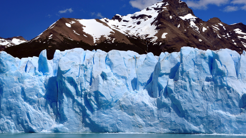 Blå smältande isberg i arktiska havet