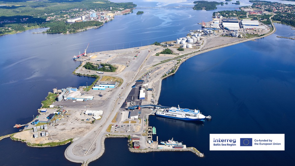 Umeå Hamn fotograf uppifrån, med infälld Interreg Baltic Sea logo