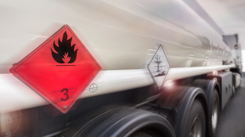 En tankbil märkt med skylt för farliga kemikalier