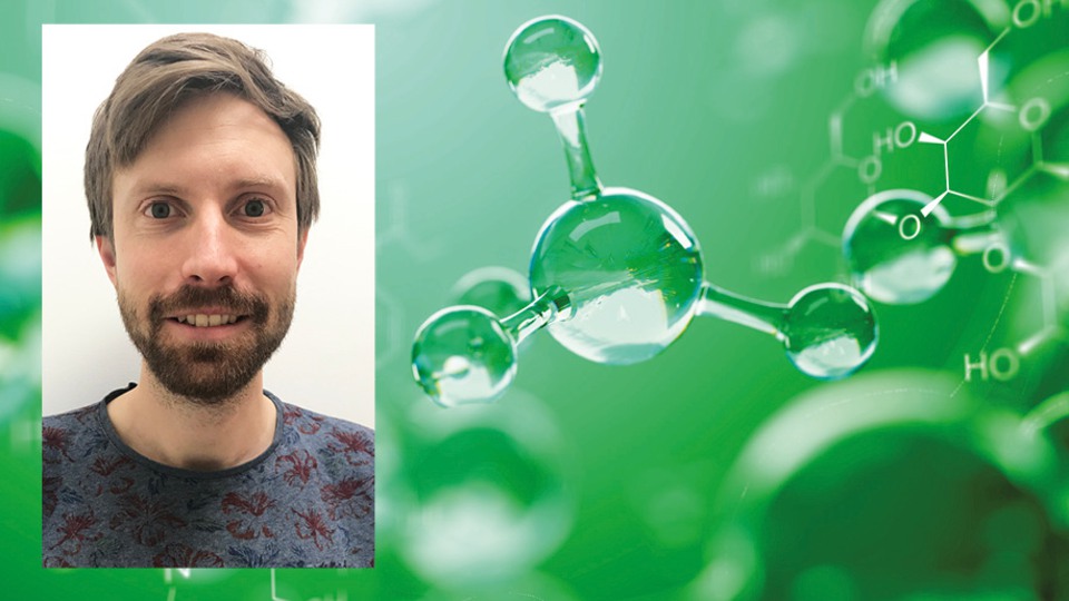Porträtt på en man infällt i en bild med molekyler på  en grön bakgrund.